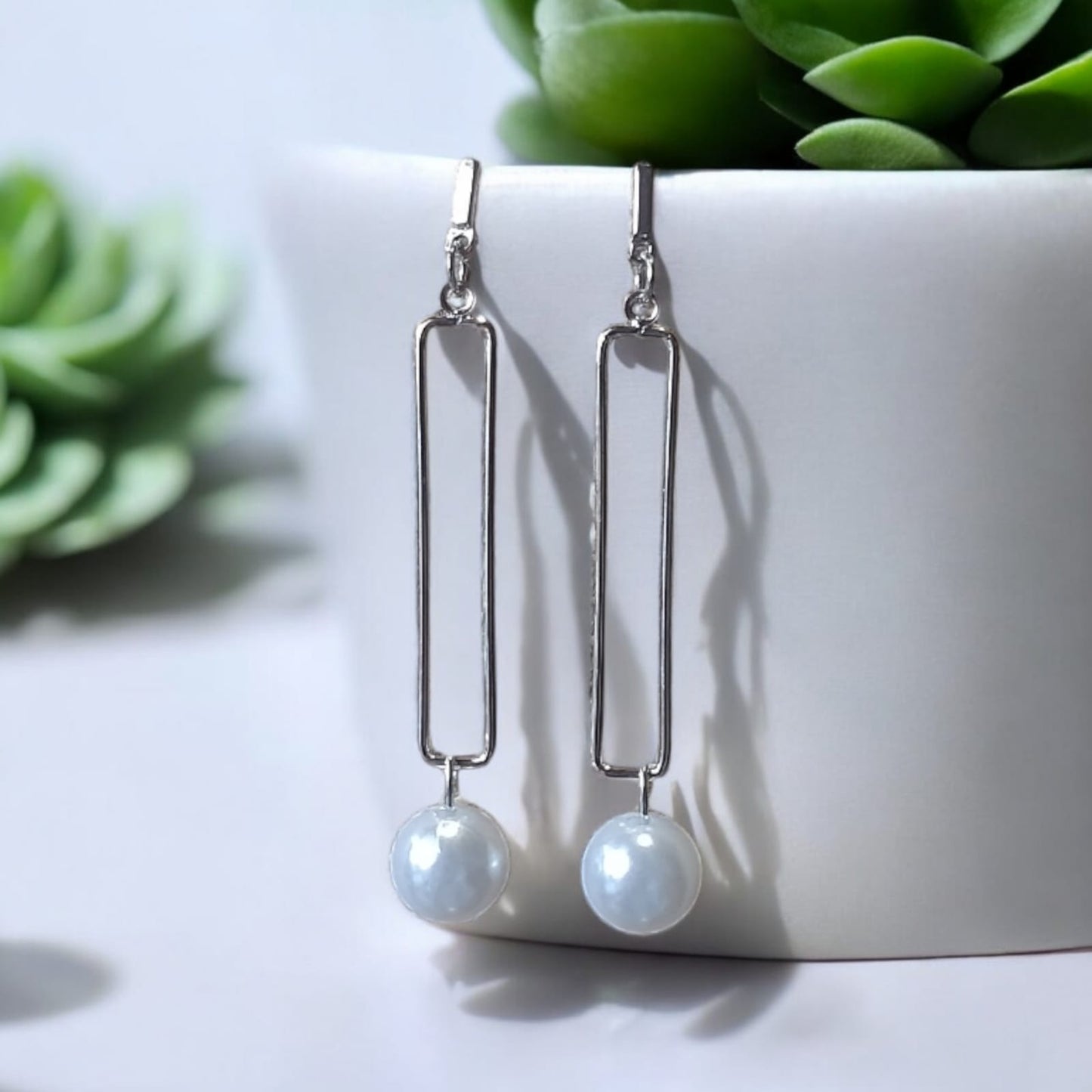 Silver dangler earring with pearl