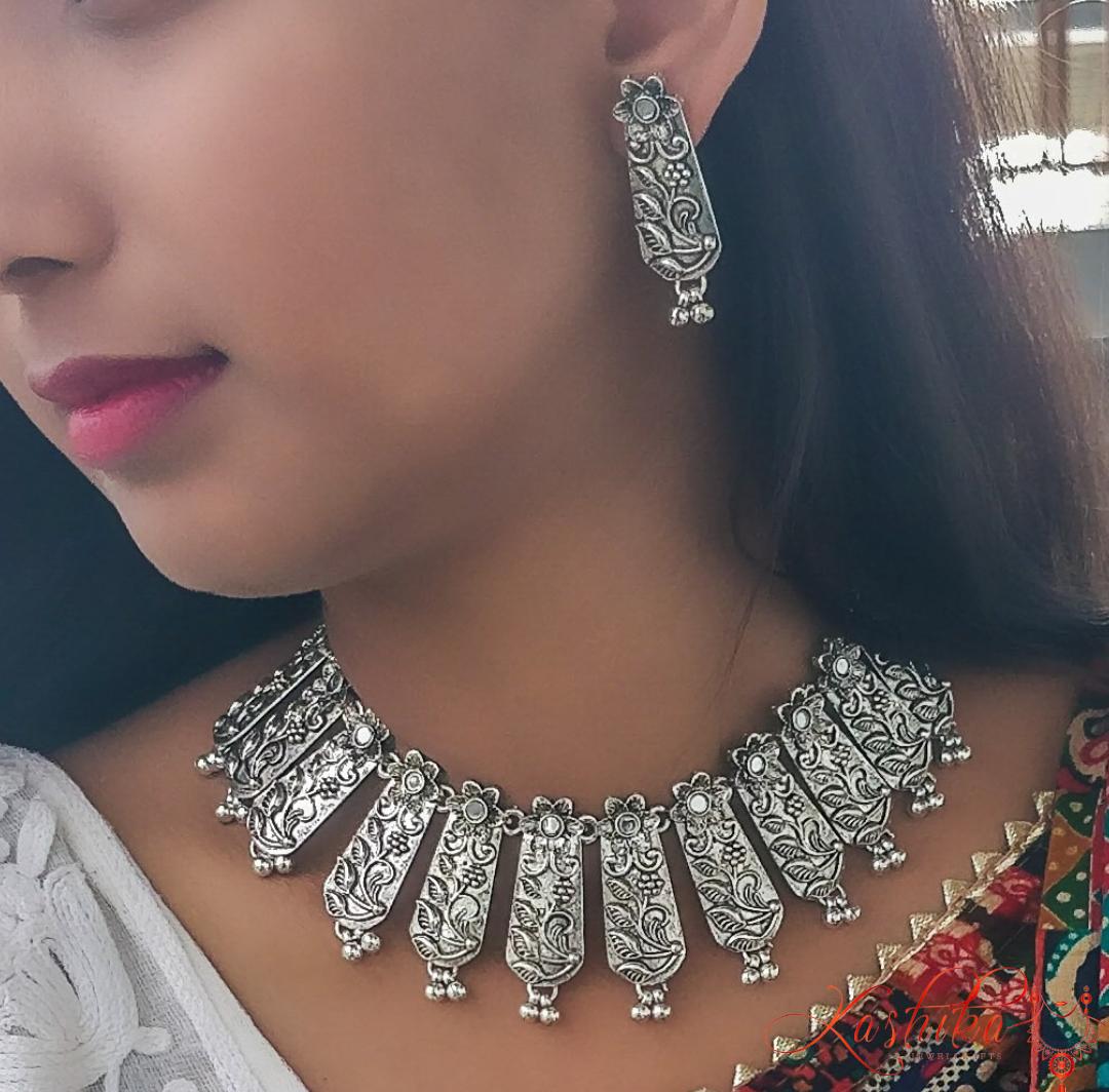 Elegant oxidised choker set